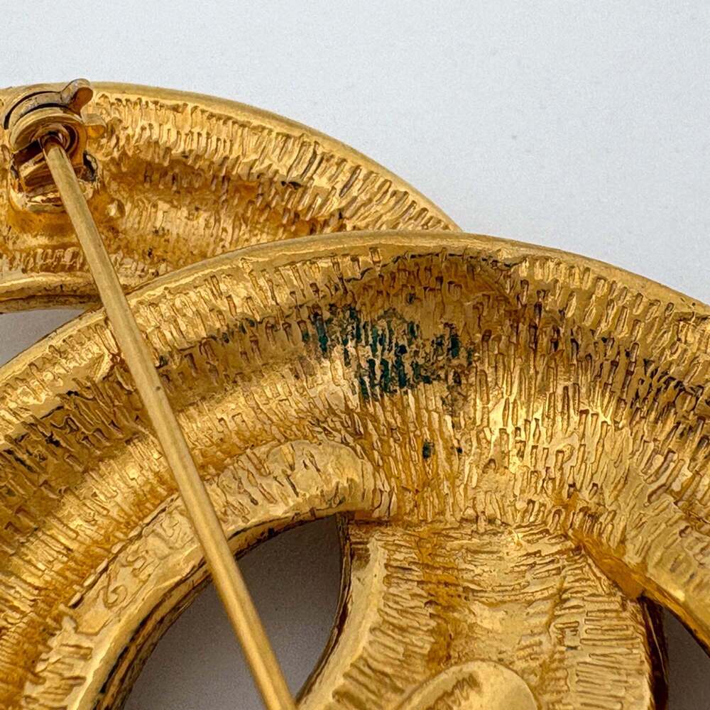 CHANEL Gold Logo Brooch - Picture 4 of 6